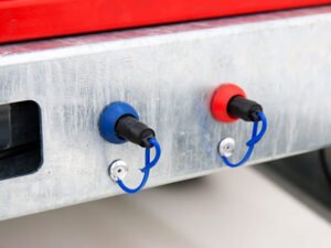 Debon-Dreiseitenkipper-DDK-180×306-26tE-PumpeRampenStutzen09.jpg