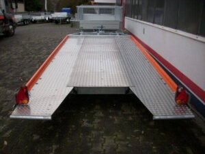 geschlossener-boden-autotransporter.jpg
