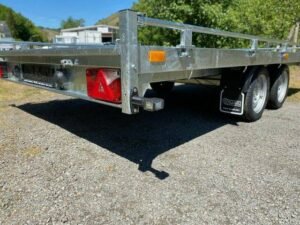 rueckansicht-anhaenger-saris-kippbarer-autotransporter.jpg