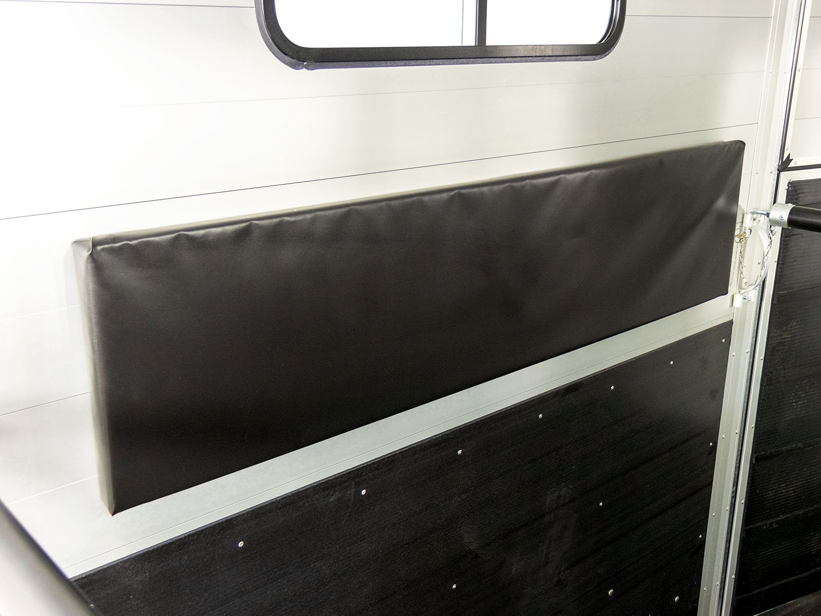 Cheval Liberte Pferdeanhänger Touring One 1,5er | Pullman-Fahrwerk | Frontausstieg | schwarz – Bild 16