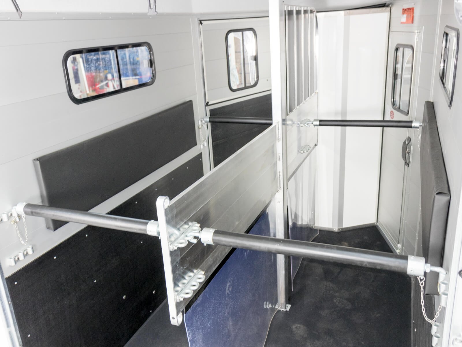 Cheval Liberte Pferdeanhänger Touring Country | Sattelkammer | Frontausstieg | grau – Bild 3