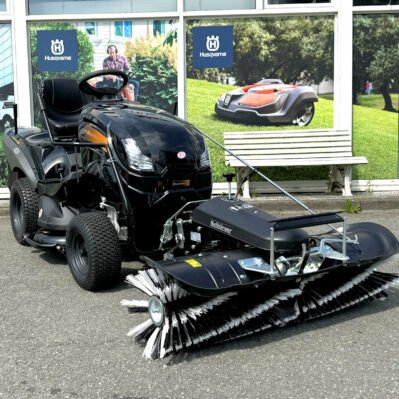 Black Edition Pro 227/102 Twin H 4WD - Made by Stiga inkl. TK520 Kehrmaschine