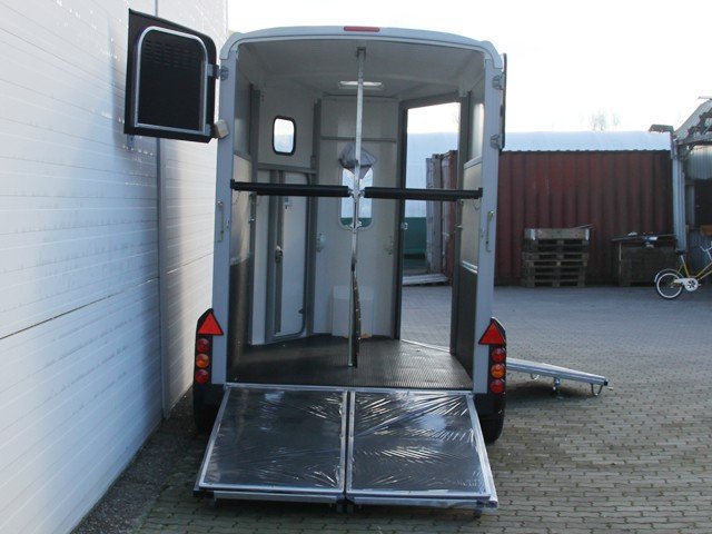 Ifor Williams Pferdeanhänger HB506|Frontausstieg|Klappenkombi|schwarz – Bild 9
