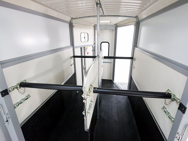 Ifor Williams Pferdeanhänger HB506|Frontausstieg|Klappenkombi|silber – Bild 14