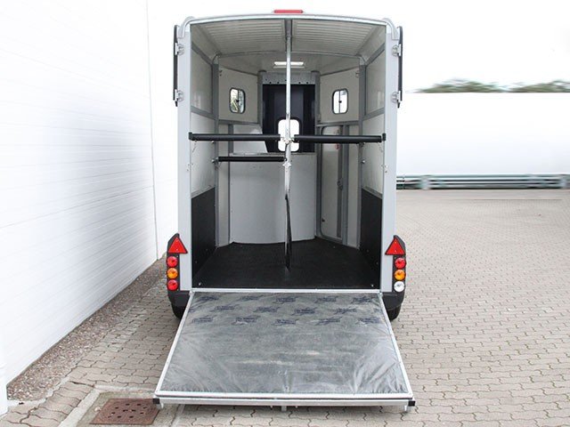 Ifor Williams Pferdeanhänger HB506|Sattelkammer|blau – Bild 3