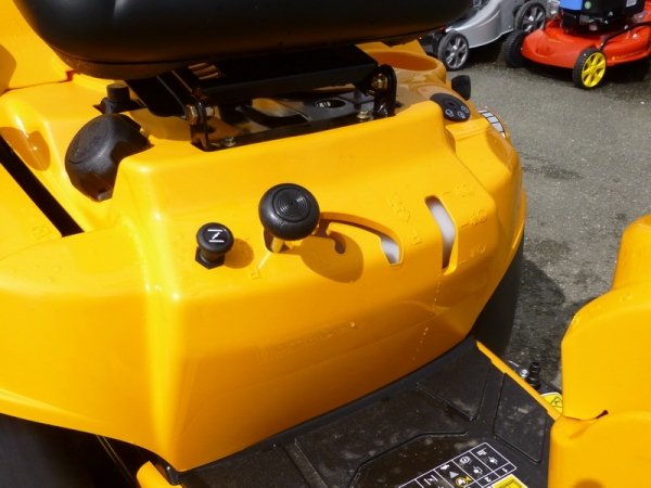 Cub-Cadet-Aufsitzmaher-LR1-MS76_3.jpg