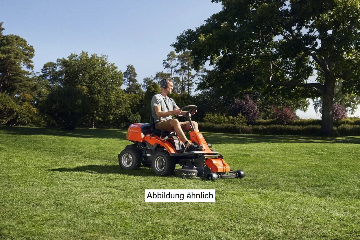 Husqvarna_R214_TC_9705691-01_Action.jpg