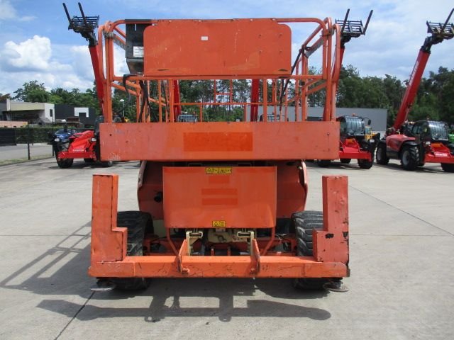 jlg-008-1687873860.jpg