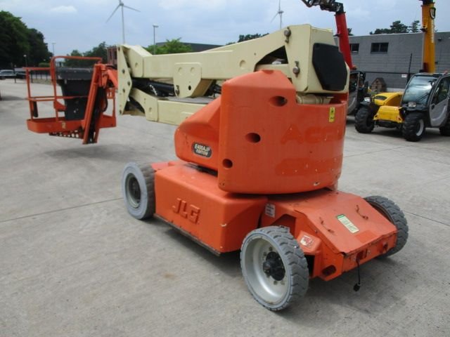 jlg-011-1688023405.jpg
