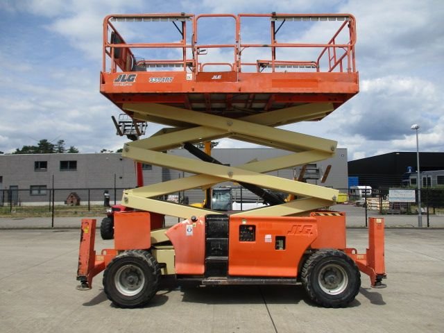 jlg-016-1687873860.jpg