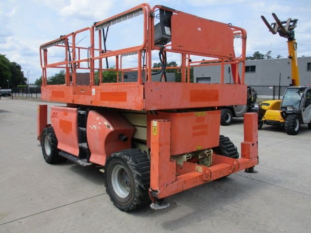 jlg-020-1687873861.jpg
