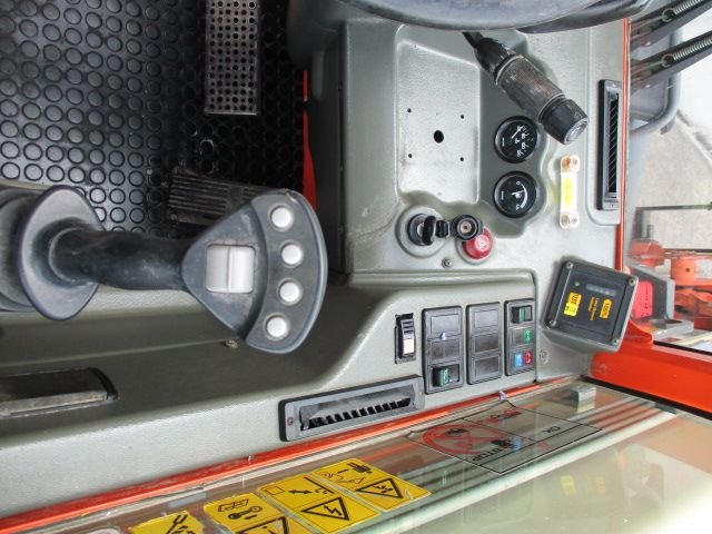 jlg-030-1687872118.jpg