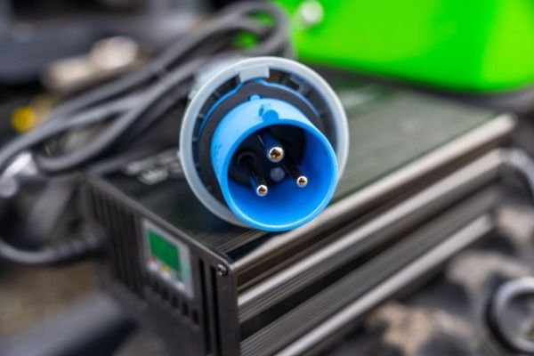 mini-pelle_electrique_lithium_ion_accu_1100_KG_Chargeur-de-batterie_15328_600x600.jpg
