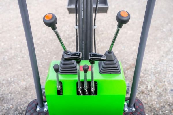 mini-pelle_electrique_lithium_ion_accu_1100_KG_elements-de-commande_15336_600x600.jpg