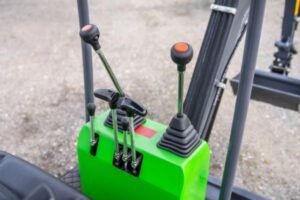 mini-pelle_electrique_lithium_ion_accu_1100_KG_operation_15334_600x600.jpg