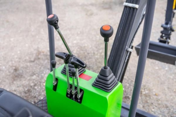 mini-pelle_electrique_lithium_ion_accu_1100_KG_operation_15334_600x600.jpg